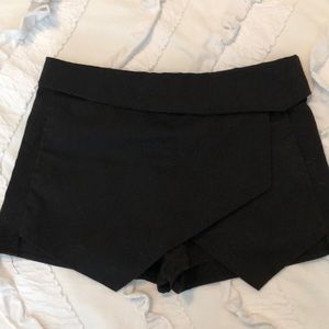 Black envelop skort